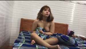 Đôi bạn trẻ tình tứ trong nhà nghỉ