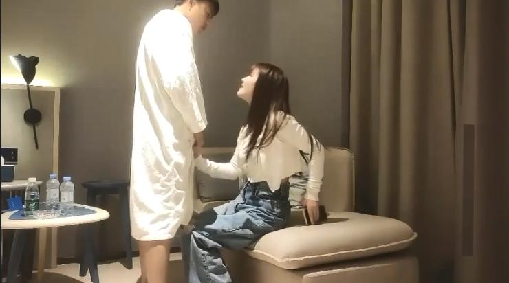 Chu meo hoang long dai mac quan jean trang